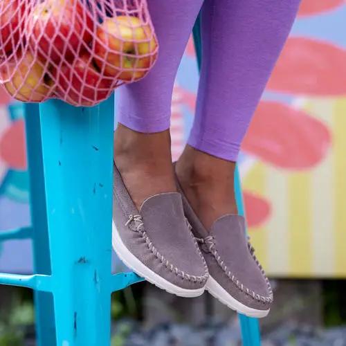 Minnetonka Moccasin Women's Discover Classic Moccasin Loafer - Shoes Loafers